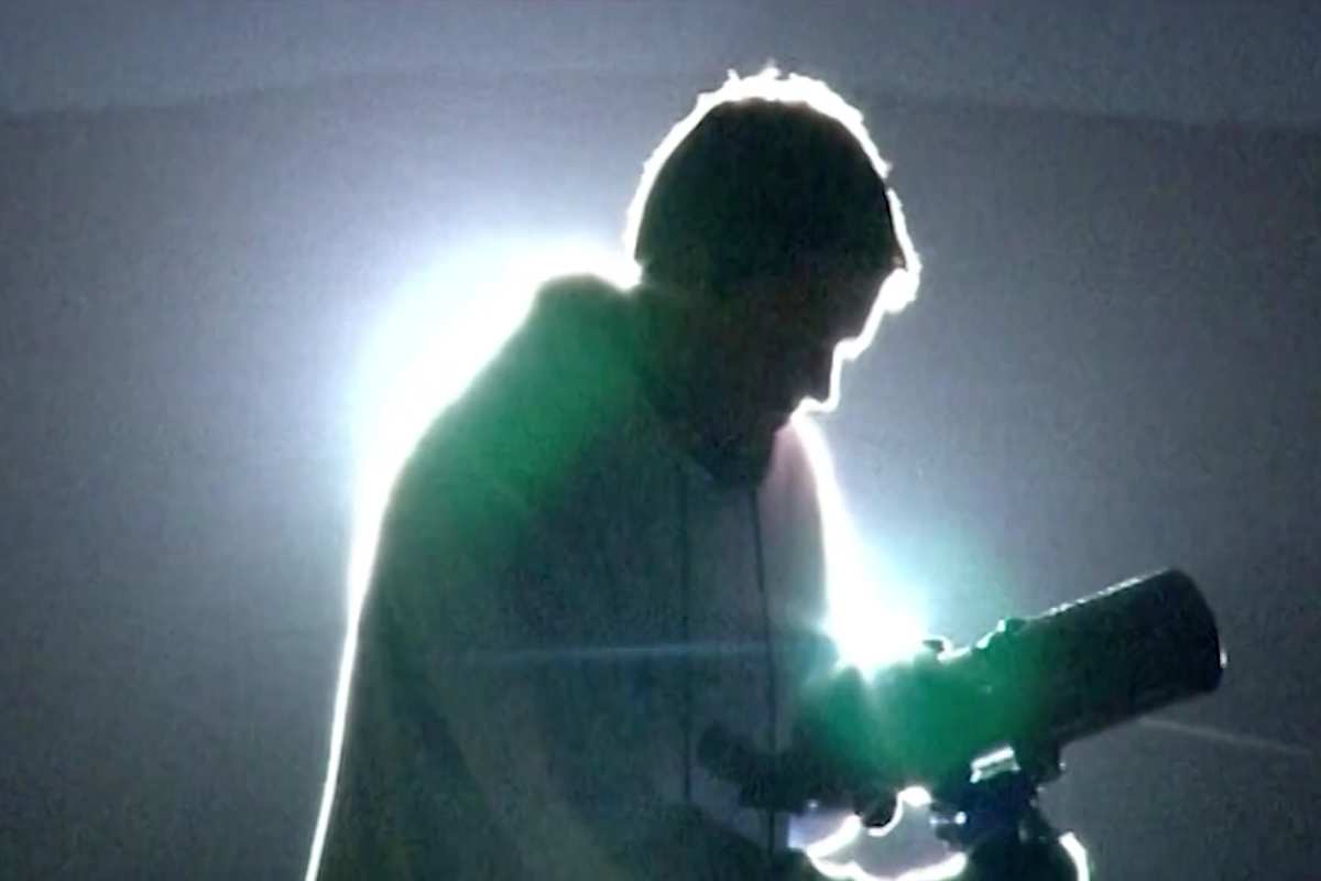 fotografo cerca di catturare le luci di hessdalen