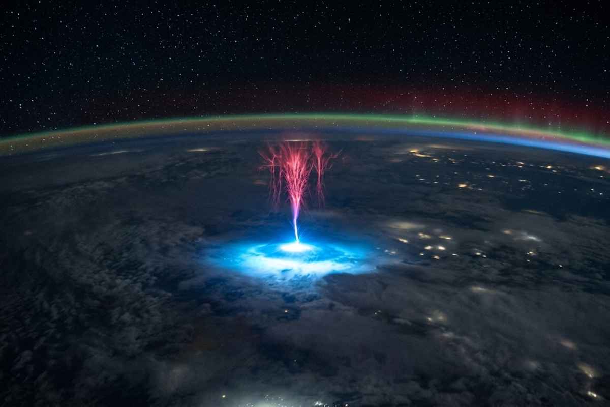 il fulmine al contrario in un'immagine stilizzata