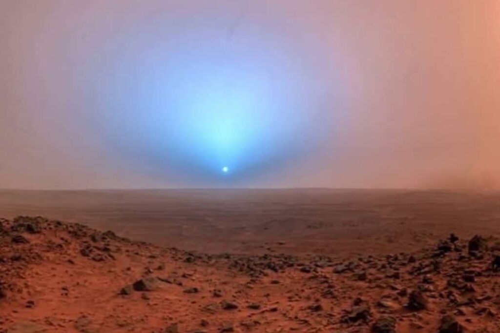 lo spettacolo del tramonto del sole blu su Marte