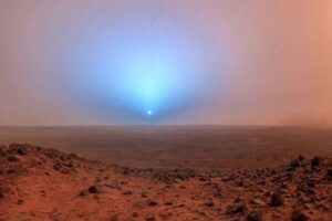 lo spettacolo del tramonto del sole blu su Marte