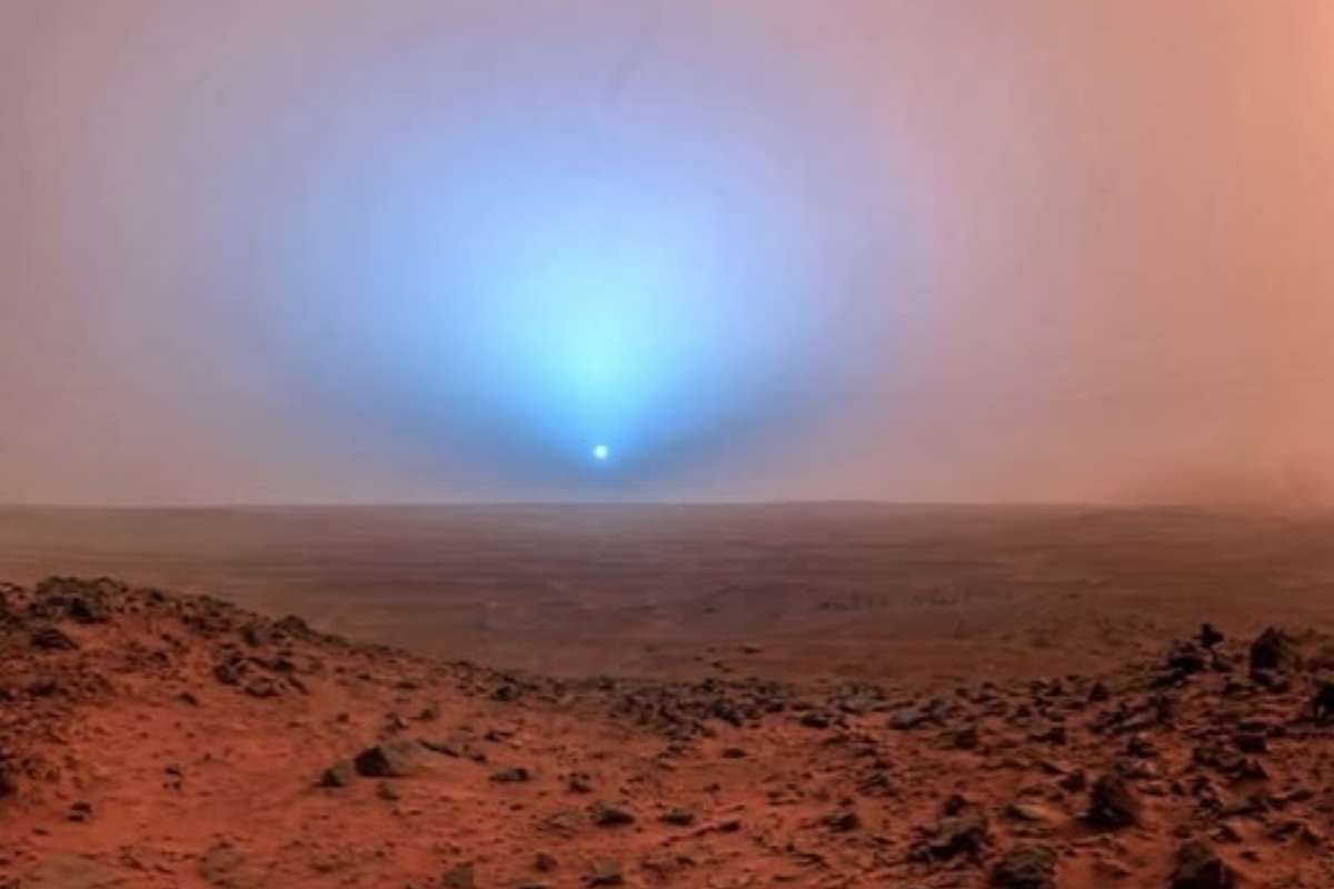 lo spettacolo del tramonto del sole blu su Marte