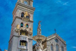 la torre dell'orologio astronomico e il duomo di messina