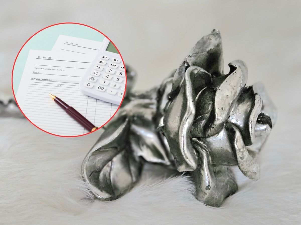 rosa d'argento e tabella con penna