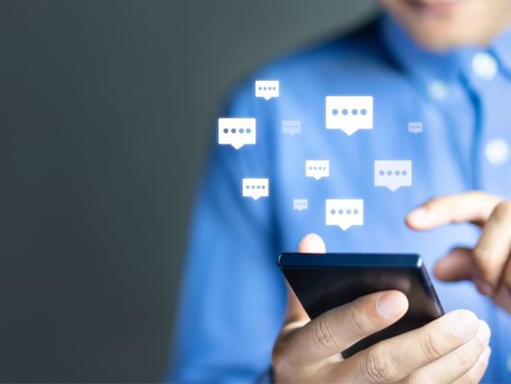 uomo con smartphone in mano