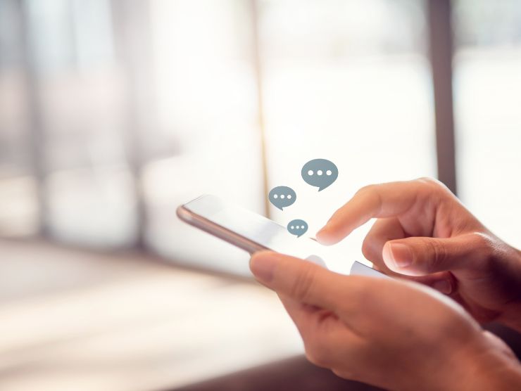 persona che usa smartphone