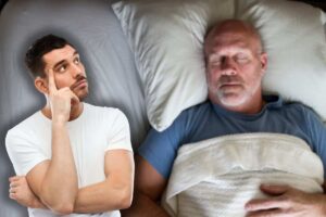 uomo che dorme e un altro che pensa