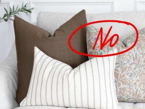 cuscini sul divanoe scritta no