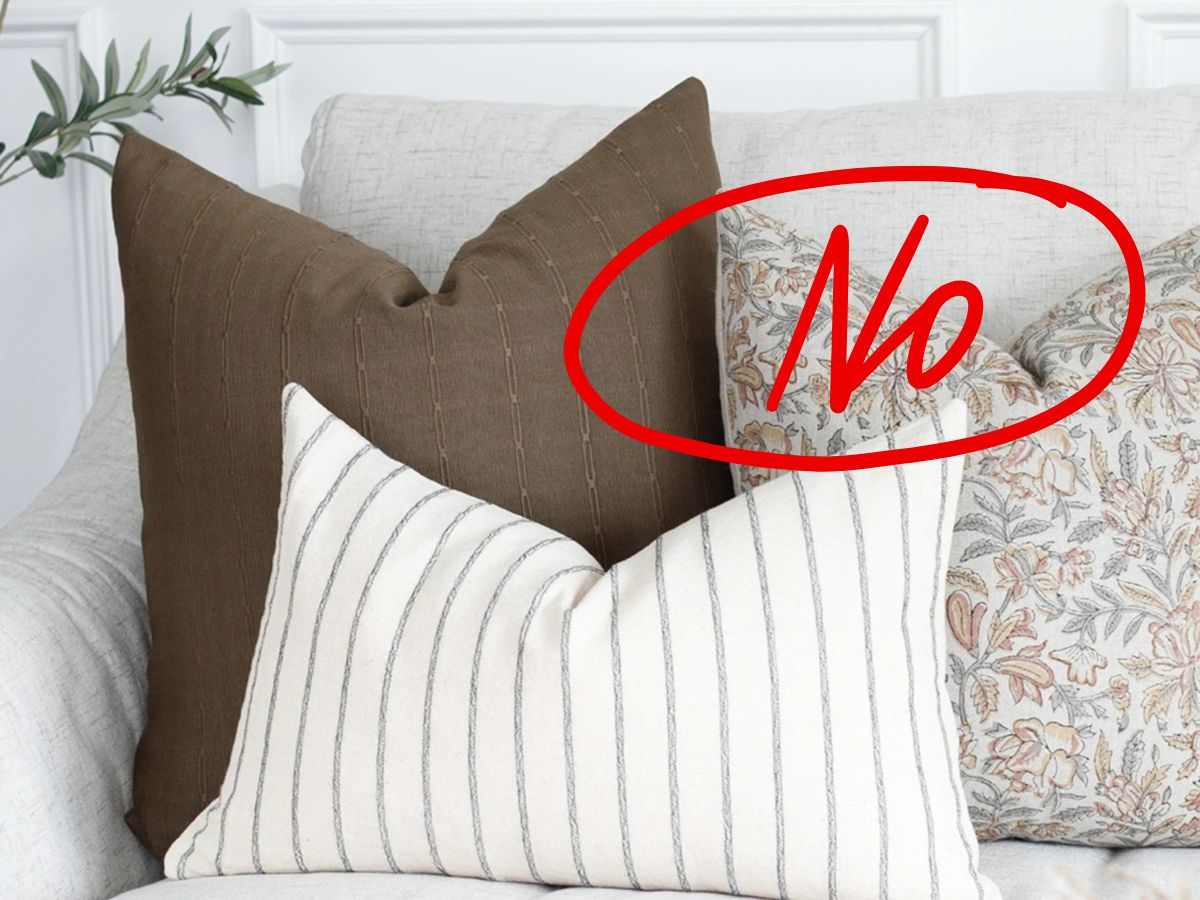 cuscini sul divanoe scritta no