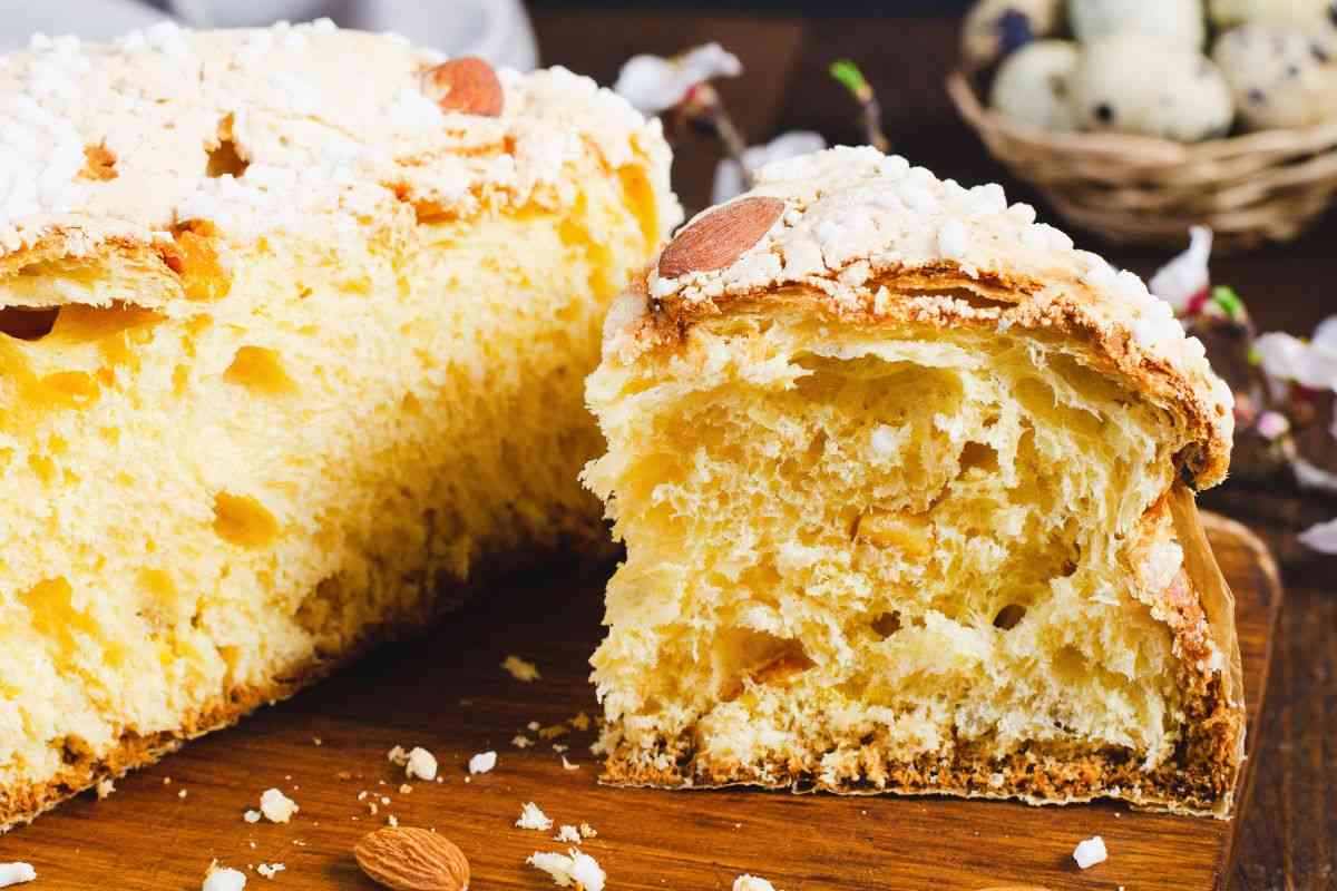 colomba tagliata su tagliere di legno