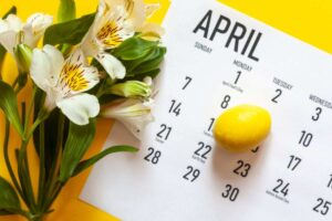 calendario aprile su sfondo giallo e uovo