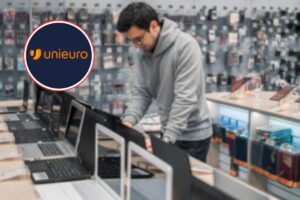 uomo che sceglie pc e marchio unieuro